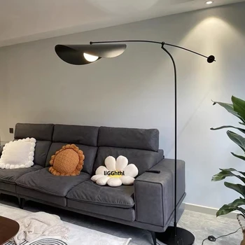 Сламена шапка Ваби Съби, под лампа за риболов с дълги ръкави, ретро дизайнерски диван в хола в близост до с модерен и креативен интериор в скандинавски стил